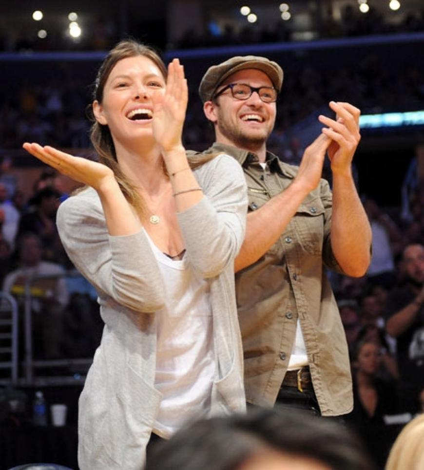 Jessica und Justin feuern die Lakers-Spieler an