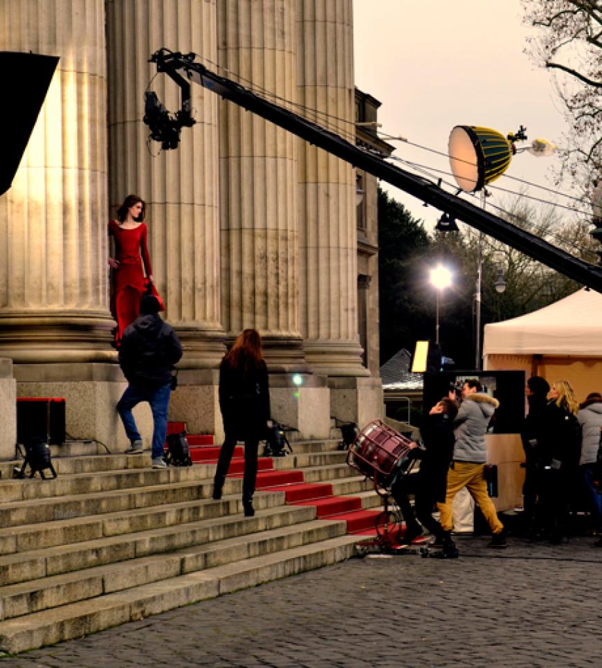 Lady in Red: eine hübsche Brünette posiert für die