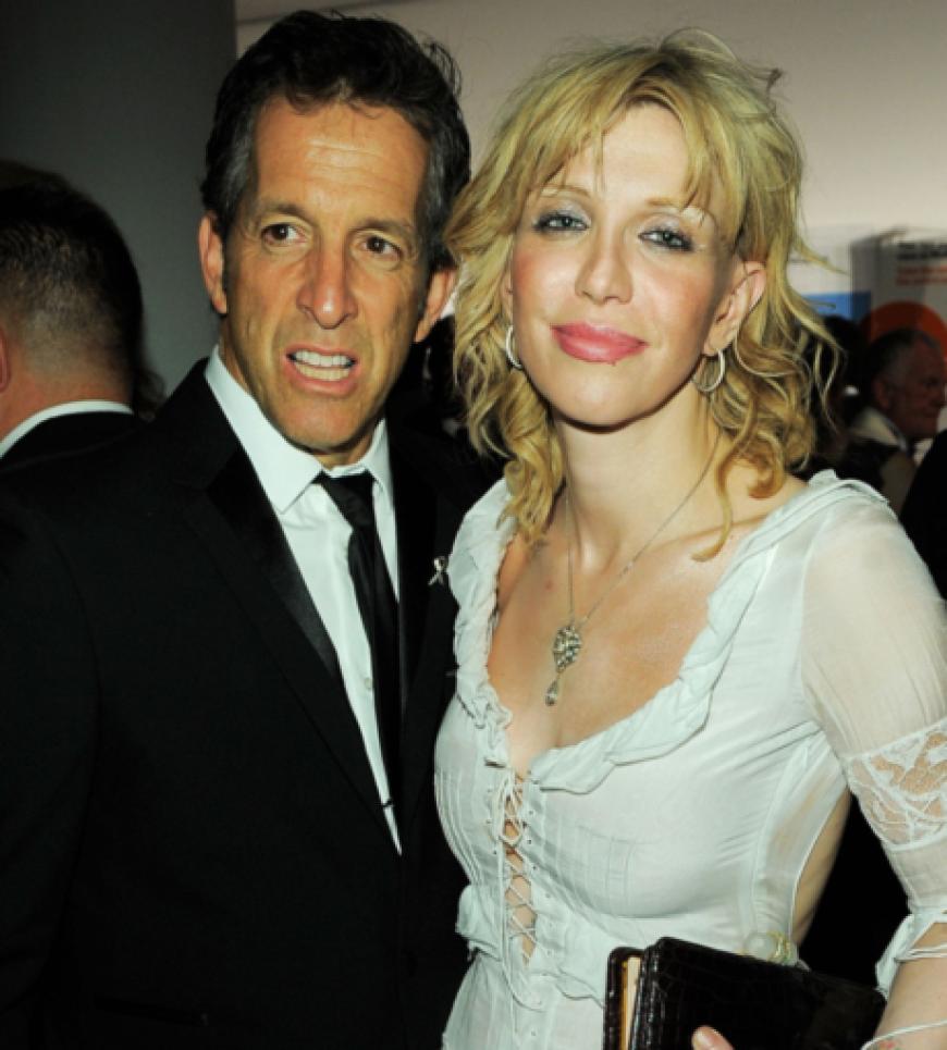 Courtney Love ließ sich auch mit dem amerikanischen Designer Kenneth Cole ablichten. Der Witwe von Kurt Cobain liegt die Aids-Hilfe sehr am Herzen