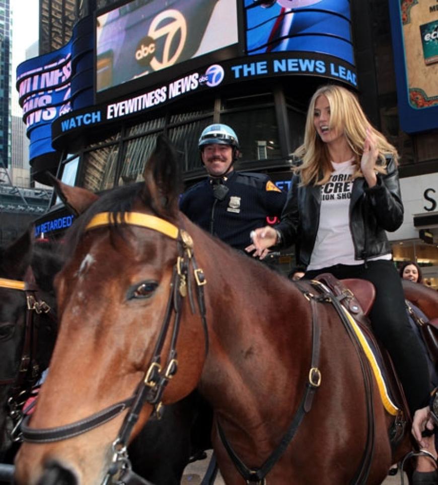 Heidi hoch zu Ross: Das Model reitet auf einem Polizeipferd über den Times Square