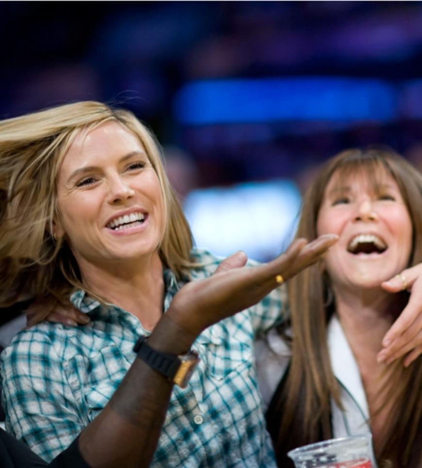 Heidi Klum genießt mit einer Freundin das Basketball Spiel der L.A. Lakers