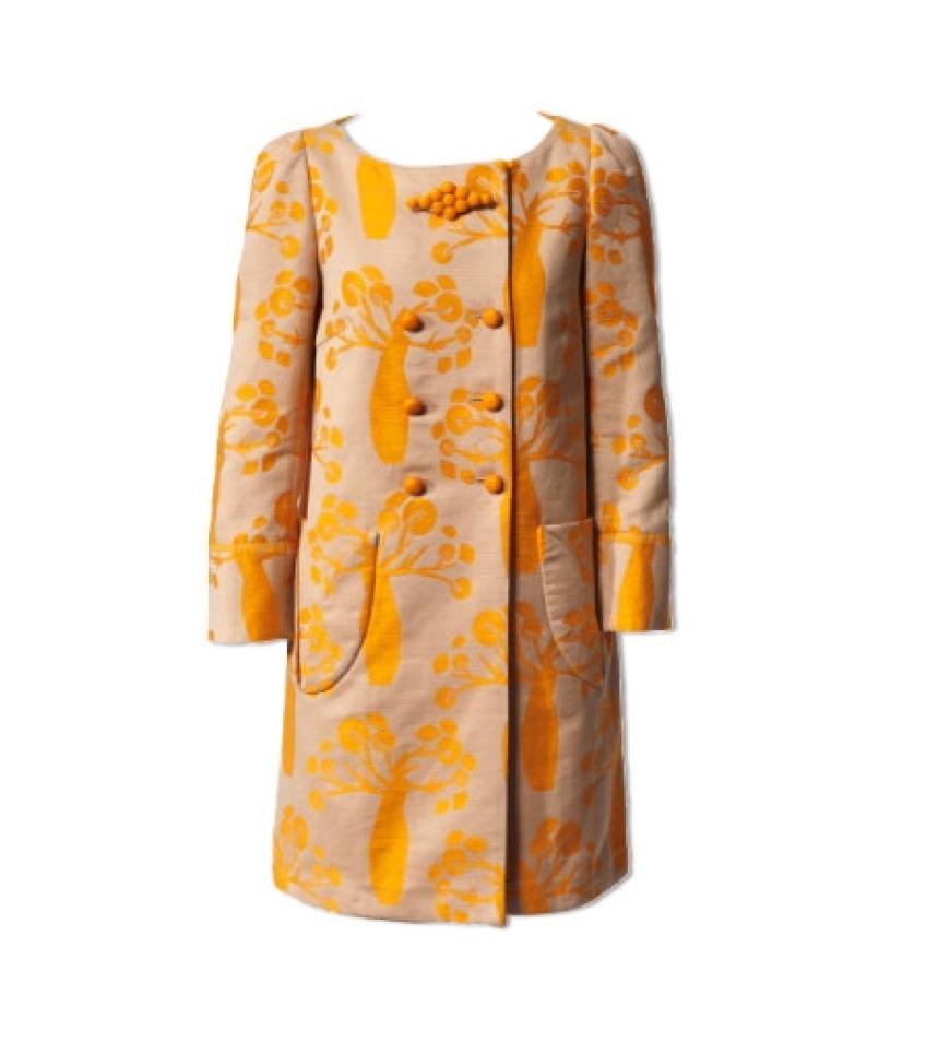 Mantel im
Sixties-Look mit Perlenknöpfen
von Hoss Intropia, ca. 330 Euro