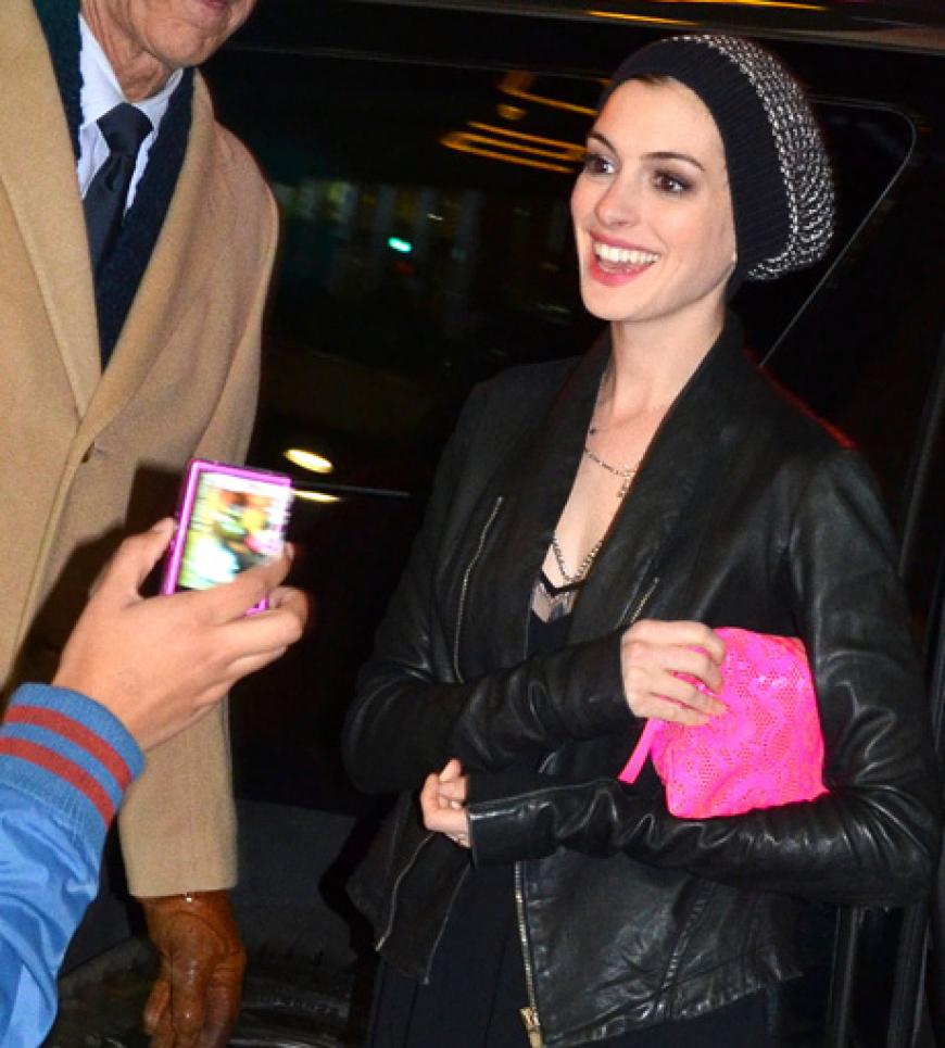 New York: Anne Hathaway und ihr Ehemann Adam Shulman verlassen ein Restaurant