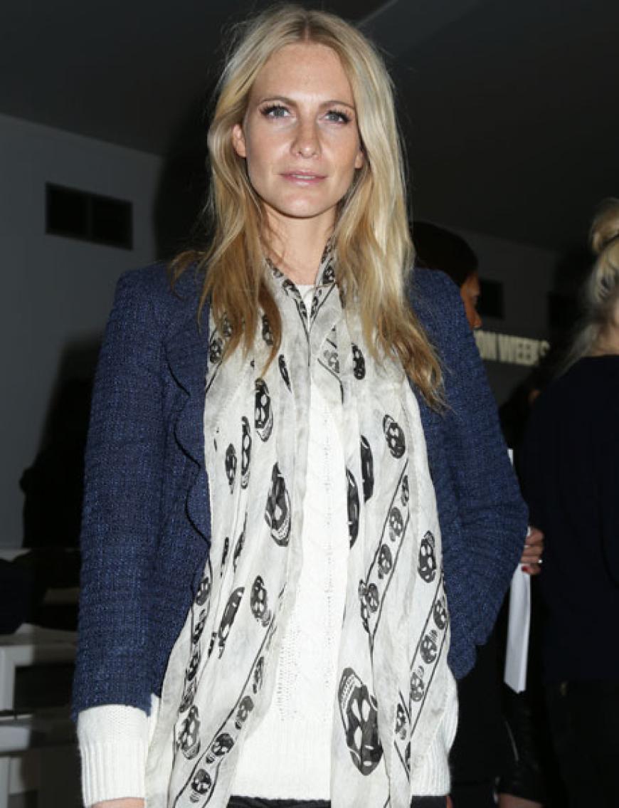 Ihre ältere Schwester´ Poppy´ Delevingne darf zusehen und ist natürlich stolz auf Cara´