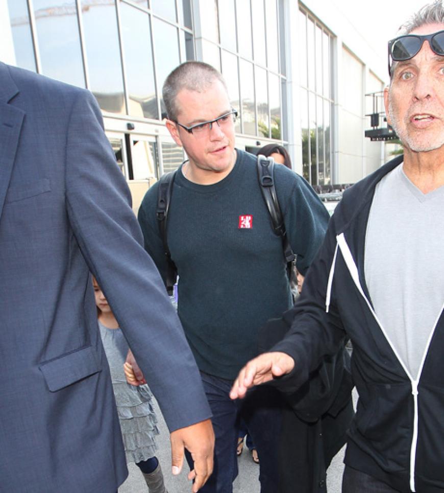 Matt Damon begrüßt Fans im Flughafen LAX in Los Angeles