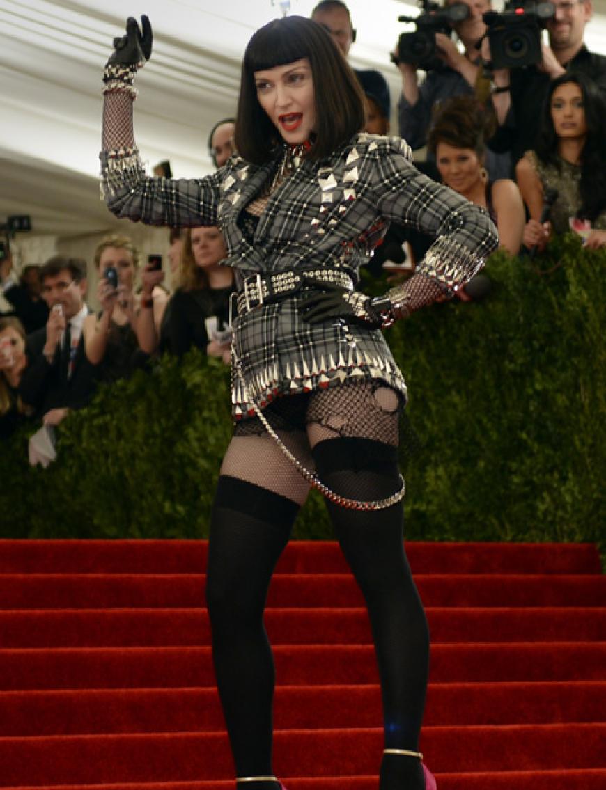 Madonna provozierte auf dem Red Carpet mit löchriger Strumpfhose. Definitv der Fashion-Flop des Abends!