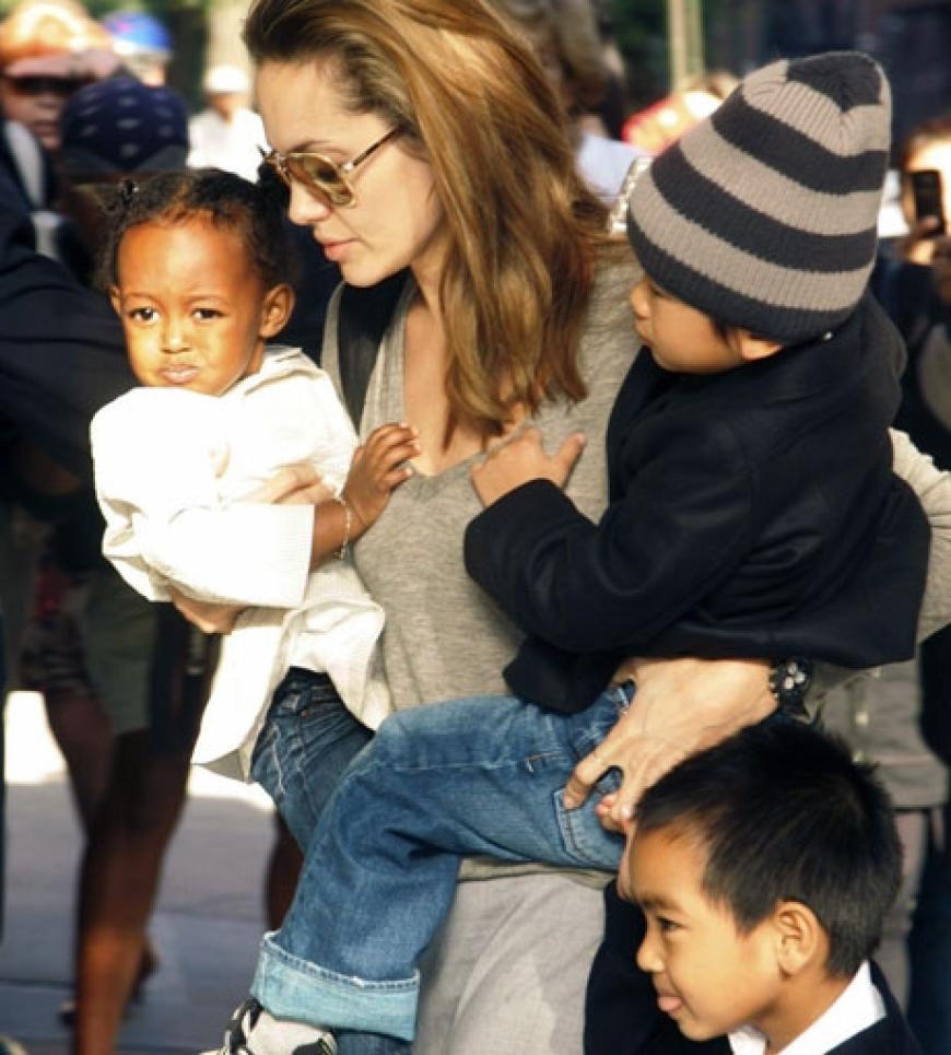 Rechts Zahara, links Pax Thien, daneben Maddox. Angelina hat alle Hände voll zu tun mit ihren Kindern