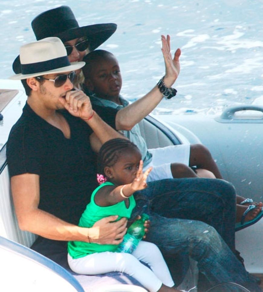 Am 16. August feierte Madonna ihren 51. Geburtstag in Portofino, Italien. Immer mit dabei: Ihr Kinder David Banda, Mercy James und ihr aktueller Freund Jesus Luz. Der angeblich die