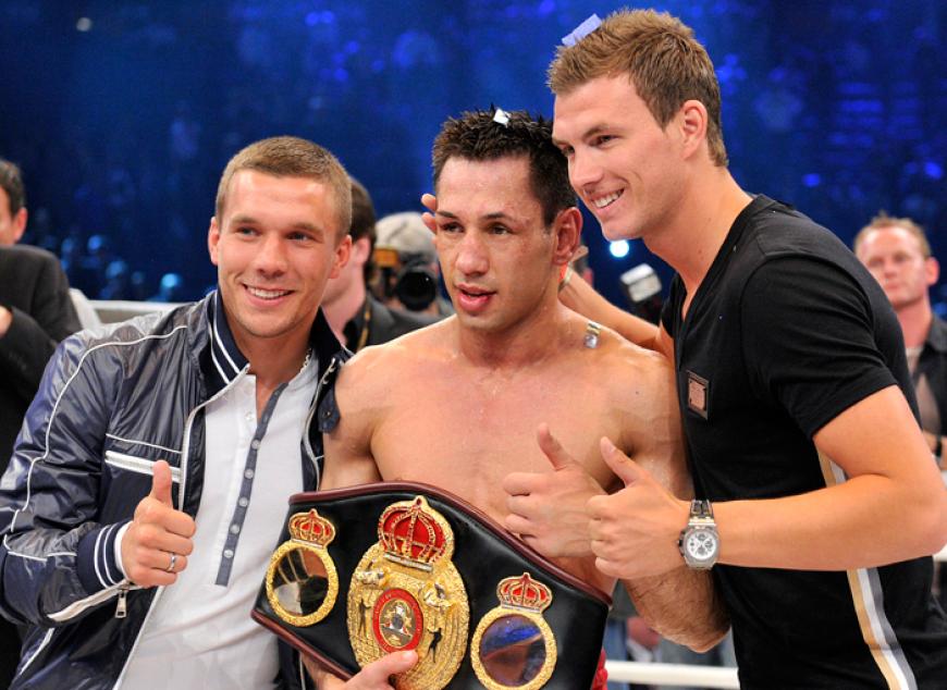 Box-Weltmeister Felix Sturm mit seinen Freunden und Fußball-Stars Lukas Podolski und Edin Dzeko