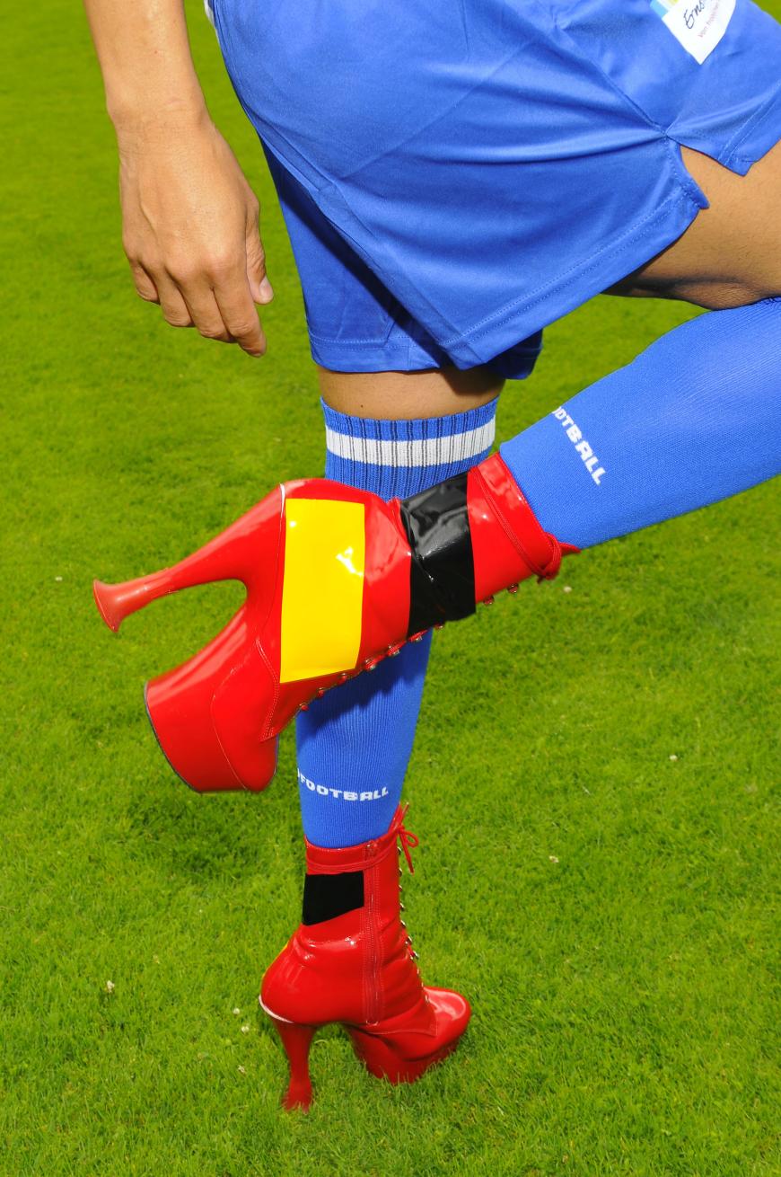 High Heels im Deutschland-Look: Jorge Gonzales spielte auch dieses Jahr wieder auf Stöckelschuhen - und blieb unfallfrei
