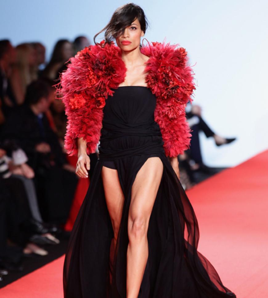Rosario Dawson auf dem Catwalk