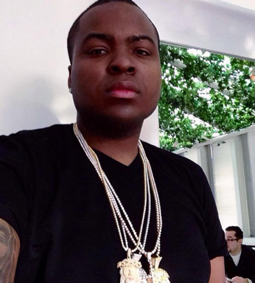 Rapper Sean Kingston posiert gern mit üppigem Schmuck - ob der echt ist?
