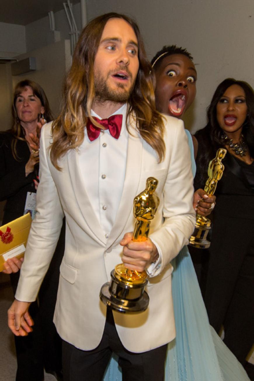 Der frischgebackene Oscar-Gewinner Jared Leto wird von ebenfalls Oscar-Gewinnerin Lupita Nyong'o gephotobombt