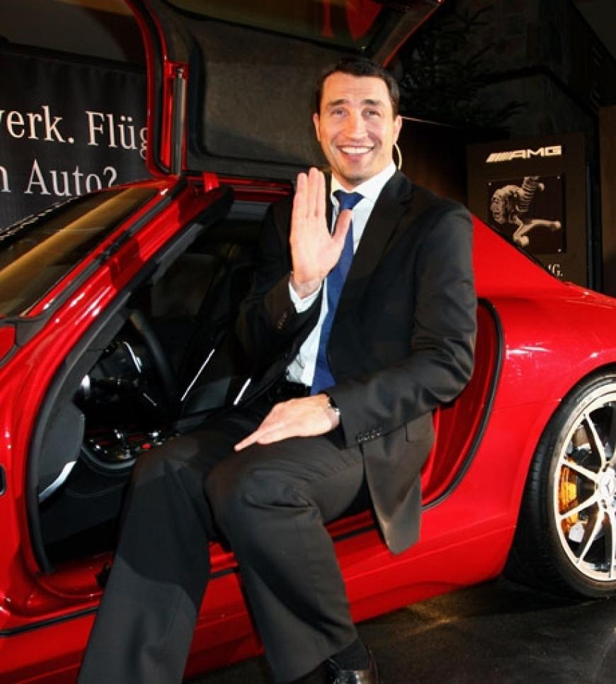 Zu groß geraten: Box-Profi Wladimir Klitschko passt mit seinen 1,98 Metern nicht in das Luxusauto
