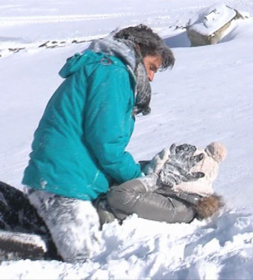 Beim dritten Dreamdate tobt Jan mit Melanie im Schnee der Schweizer Alpen