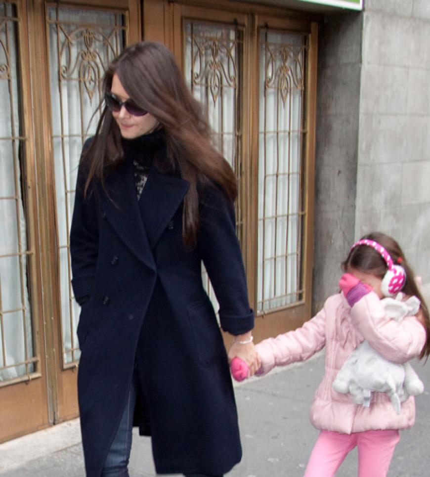 Ein Wintertag in New York: Suri läuft mit rosa Ohrschützern durch die Stadt