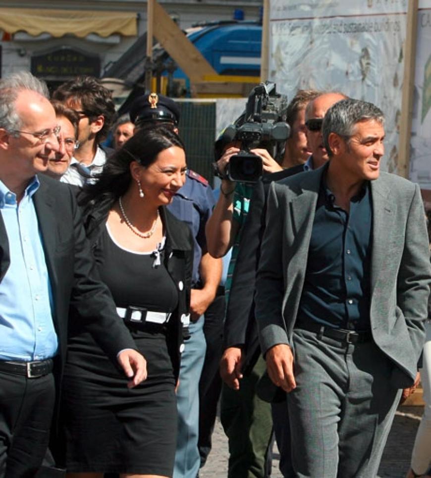 Hunderte Reporter filmten und fotografierten den Besuch der Stars - da wurde der G8-Gipfel um Präsident Silvio Berlusconi, Barack Obama, Nicolas Sarkozy und Angela Merkel fast zur Nebensache