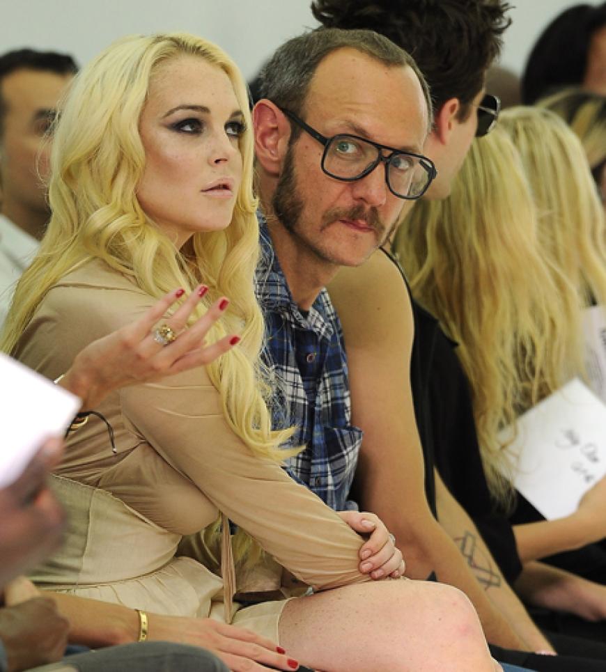 Gesichtet: Lindsay Lohan darf bei Kanye West sogar in der ersten Reihe Platz nehmen (gleich direkt neben Starfotograf Terry Richardson)