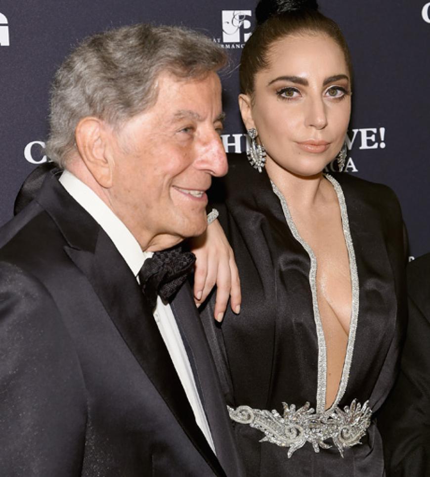 Lady Gaga gewährt tiefe Einblicke auf ihr nicht perfektes Dekolleté