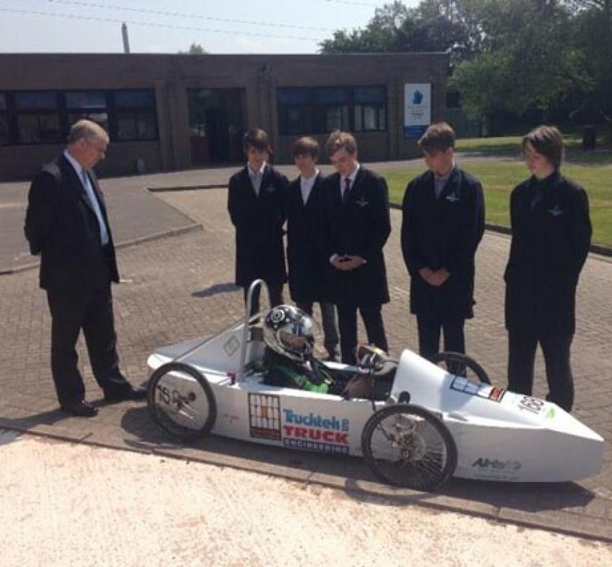 Ein Bild mit Studenten ist das erste von Prinz Andrew