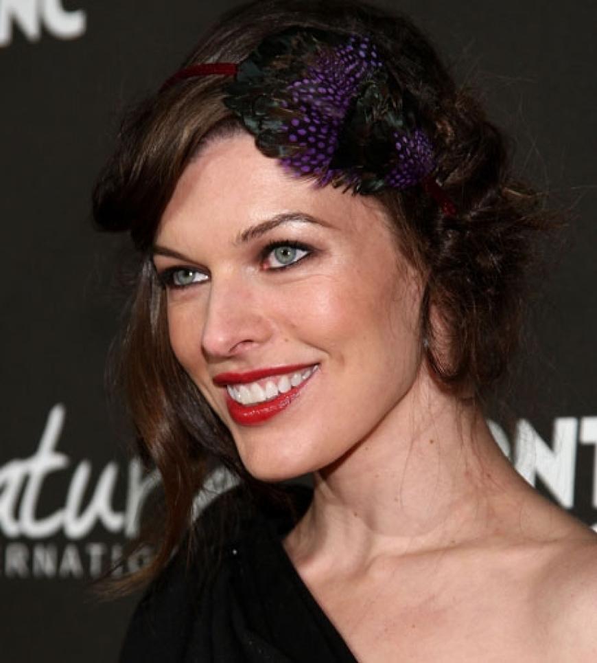 Rote Lippen soll man küssen: Schauspielerin Milla Jovovich hat dafür schon den richtigen Partner gefunden. Die Schauspielerin hat gerade erst ihren Langzeitfreund Paul Anderson geheiratet