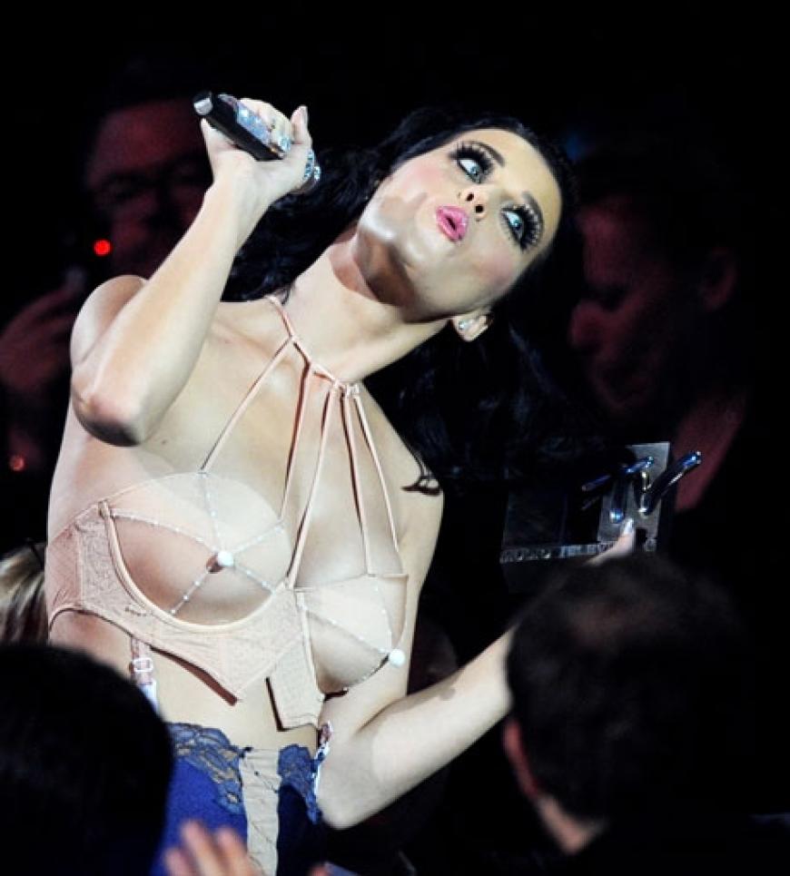 Mehrmals wechselte die exzentrische Katy Perry während der zweitstündigen Show ihr Outfit. Manche davon waren sehr fragwürdig