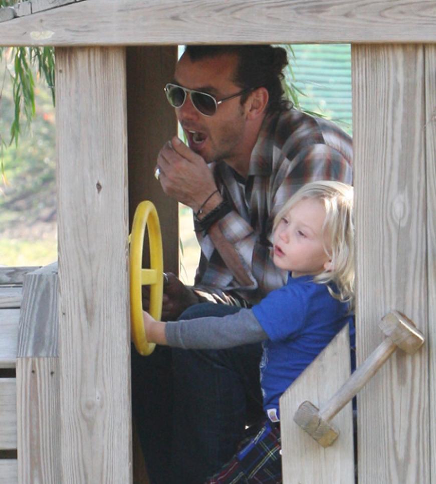 Süß! Papa Gavin Rossdale spielt mit seinem jüngsten Sohn Zuma in einem Holzauto