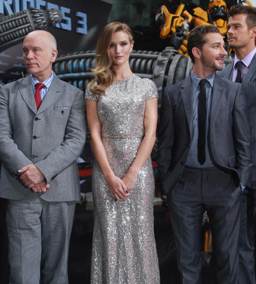 John Malkovich, Rosie Huntington-Whiteley, Shia LaBeouf und im Hintergrund Josh Duhamel - zuvor hat ein Teil der Crew schon Weltpremiere in Moskau gefeiert