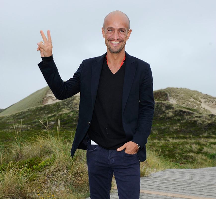 Peace! Peyman Amin hat Spaß am Beach