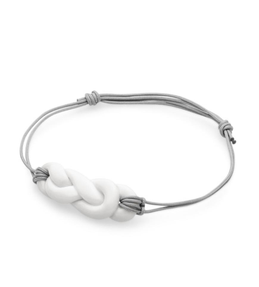25. Juni 2012: Der weiße Seemannsknoten aus Porzellan passt prima zum angesagten Maritim-Look. Armband von Anne Black, ca. 30 Euro