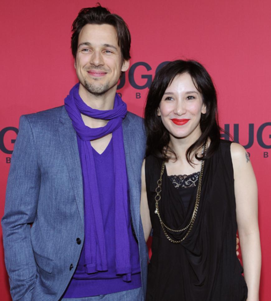Sibel Kekilli im Arm von