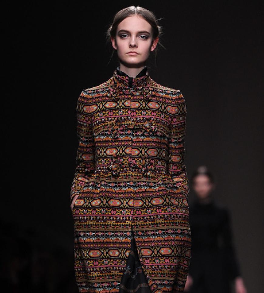 Das Label Valentino zeigt den Ethno-Trend ganz edel und setzt auf dunkle Farben.
