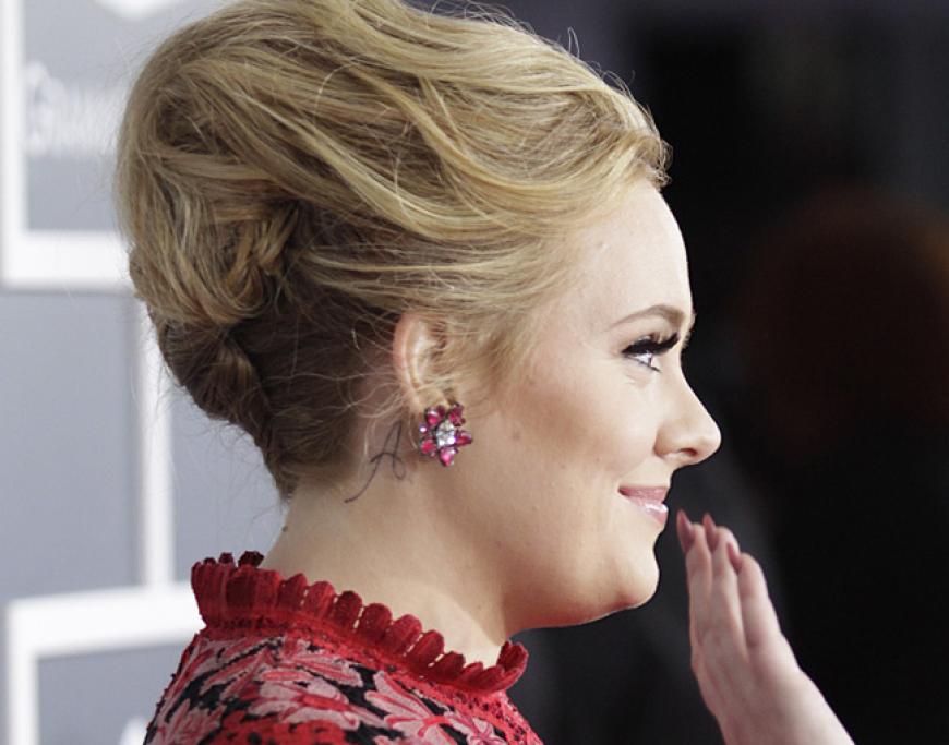 Adele debütierte ihr kleines Tattoo bei der Grammy-Verleihung im Februar 2013. Ein kleines