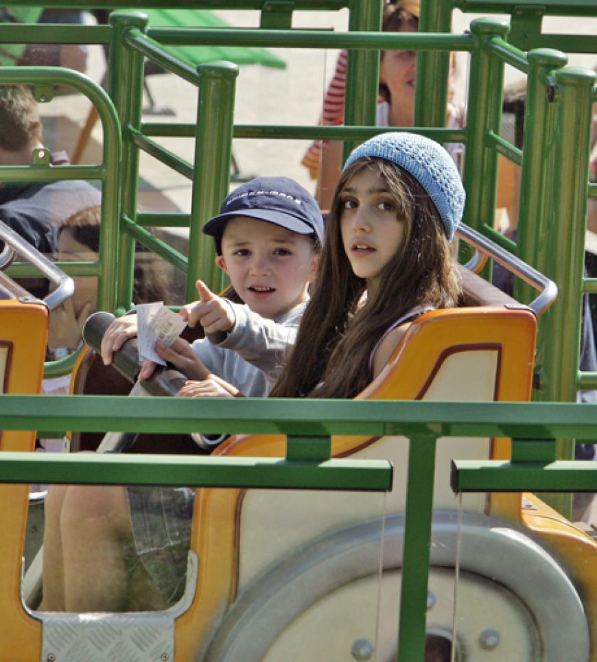 Gemeinsam mit ihrem Halbbruder Rocco, der aus Madonna Ehe mit dem Regisseur Guy Ritchie stammt, genießt Lourdes einen Tag im Freizeitpark