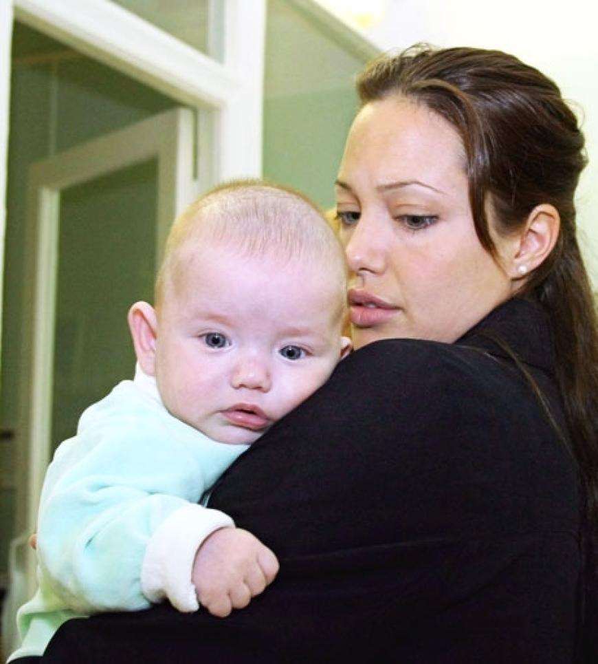 Jolie bei einem Besuch eines Kinderkrankenhauses in Moskau. Der sechsfachen Mutter geht das Schicksal der Kinder besonders nahe