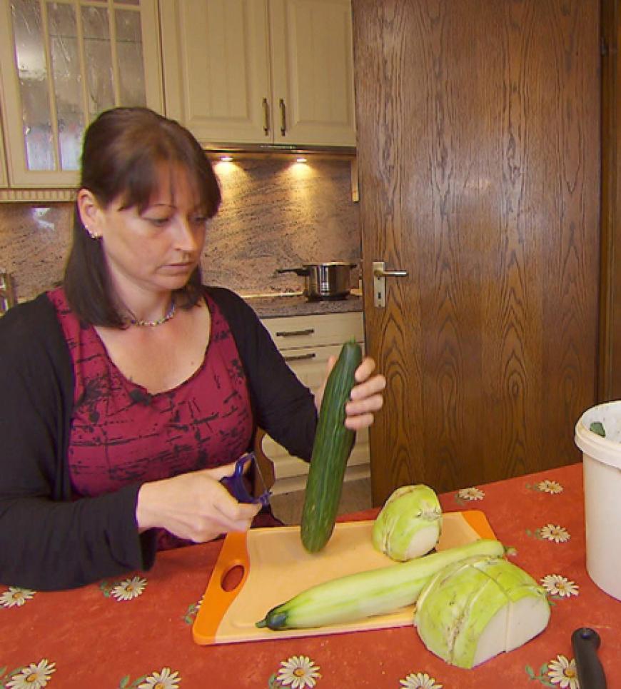 Stadtverwaltungsangestellte Conny hilft Martins Mutter Edith beim Kochen