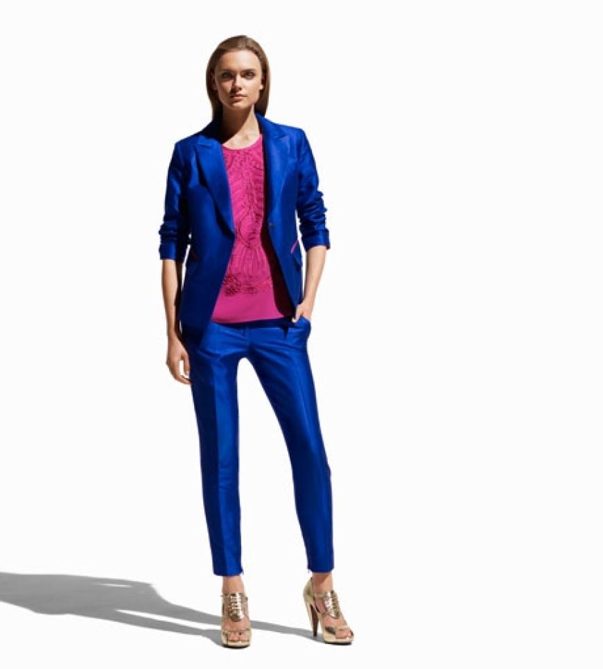 Ein echtes Highlight der Kollektion ist die leuchtend blaue Smokingjacke für 99 Euro. Die passende Zigarettenhose kostet 69,90 Euro und das Seidentop 49,90 Euro