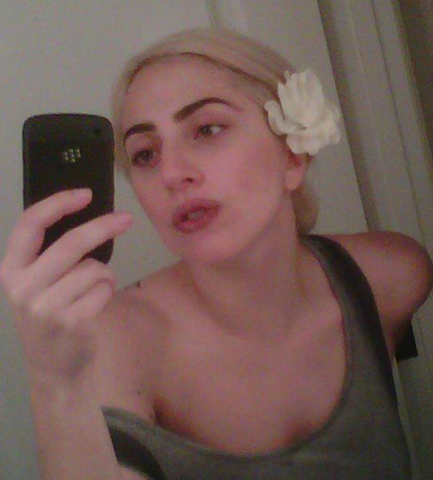 Kurz vor ihrem 26. Geburtstag twitterte Lady GaGa ein Bild, das sie fast ungeschminkt zeigt
