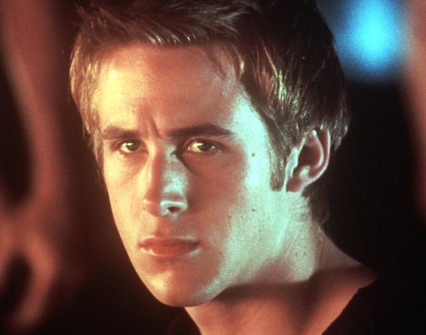 Dieser böse Blick würde heute Millionen von Frauen weiche Knie machen. Erraten Sie, welcher Beau dies in jungen Jahren ist?