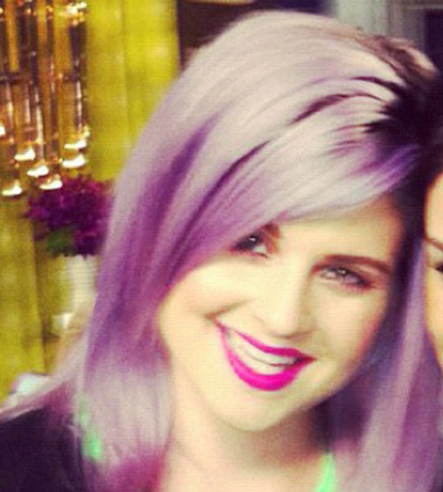 Da twitterte Mrs. ihre neue Haarfarbe. Violett sieht super aus