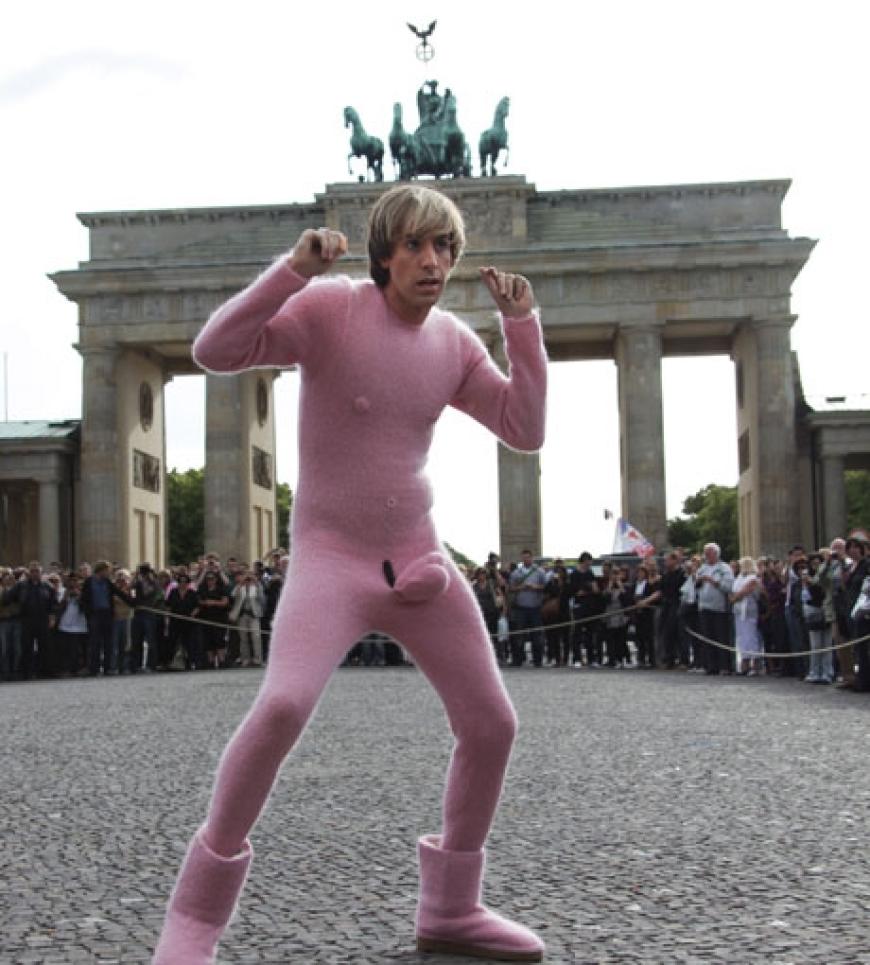 Und als Modejournalist kann Brüno natürlich eins ohne Zweifel: Posen,..