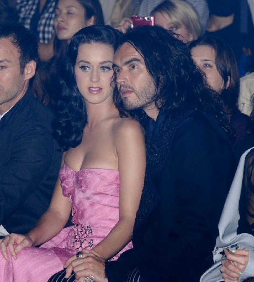 Ganz kuschelig: Bei der Galliano-Show schmiegen sich Katy Perry und Russell Brand aneinander