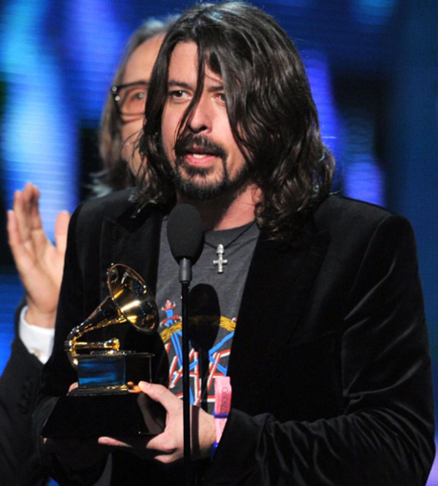 Die Foo Fighters bei ihrer Laudatio. Die Band durfte insgesamt fünf Mal auf die Bühne, um sich ihre Preise abzuholen. Frontmann Dave Grohl bedankt sich