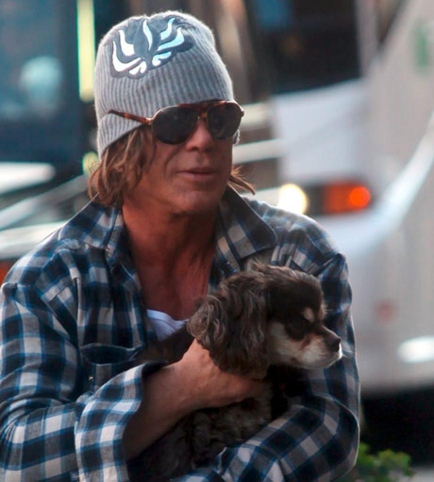 Mickey Rourke möchte auch im warmen Los Angeles nicht auf seine Kopfbedeckung verzichten