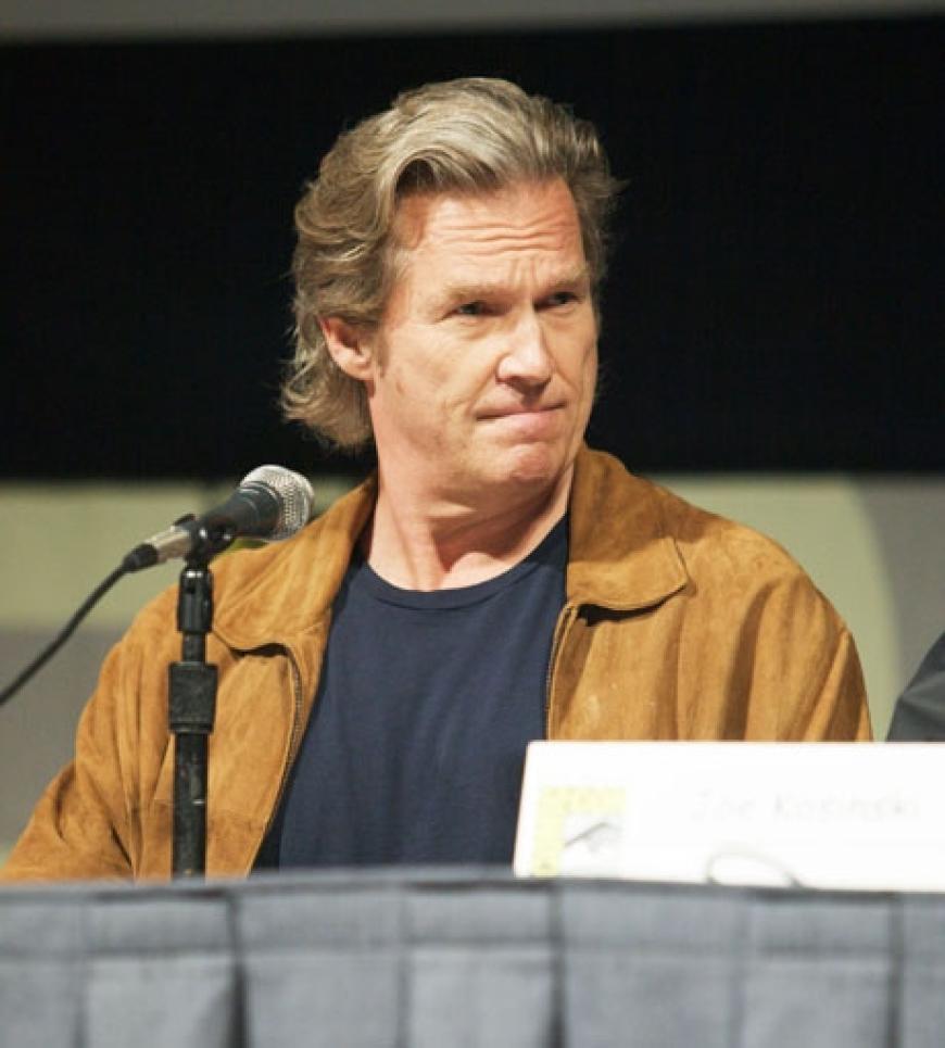 Schauspieler Jeff Bridges hört gespannt der Diskussion zu