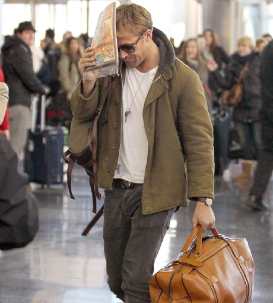 Es ist Ryan Gosling, der am Flughafen JFK unterwegs ist