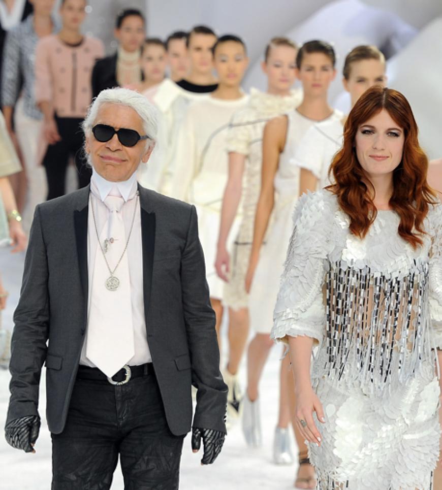 Karl Lagerfeld und Florence Welch in Begleitung der Models. Was für eine Show!