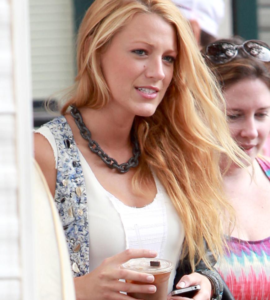 Blake Lively macht zwischendurch eine kurze Kaffepause
