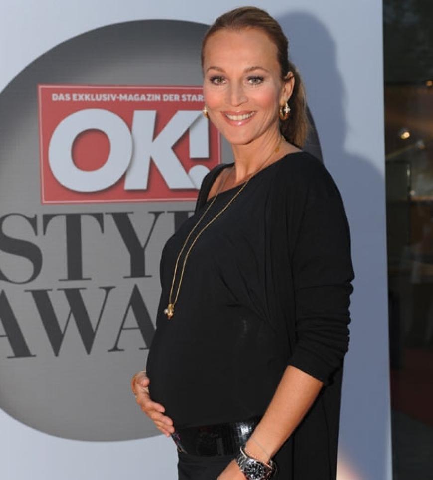 In freudiger Erwartung: Caroline Beil streichelt ihren kugelrunden Babybauch