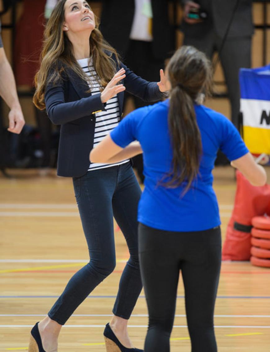 Volleyball und High Heels? Für die Herzogin kein Ausschluss-Kriterium! Die frischgebackene Mama macht wie immer eine tolle und sportliche Figur